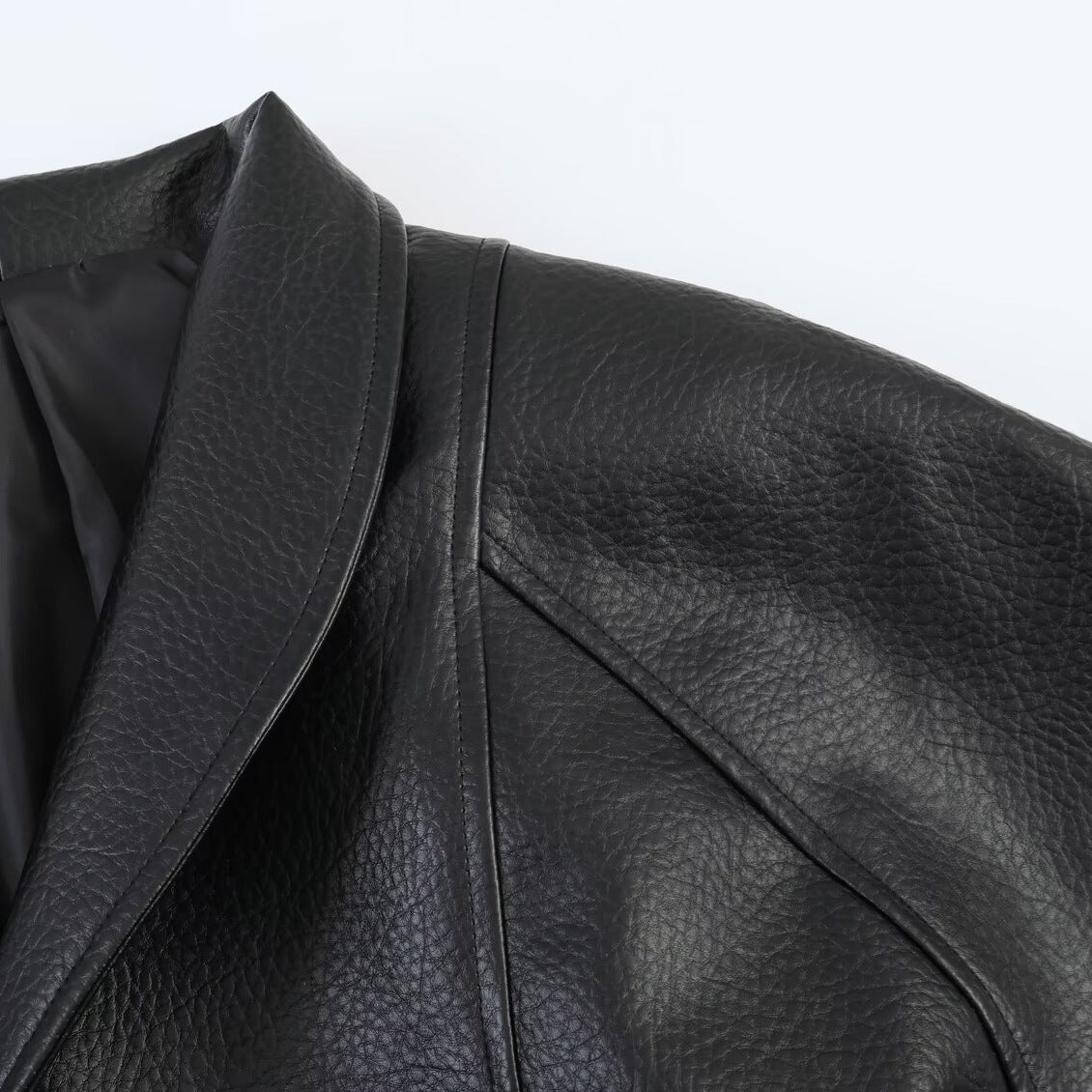 Commuting style with belt and leather jacket eprolo