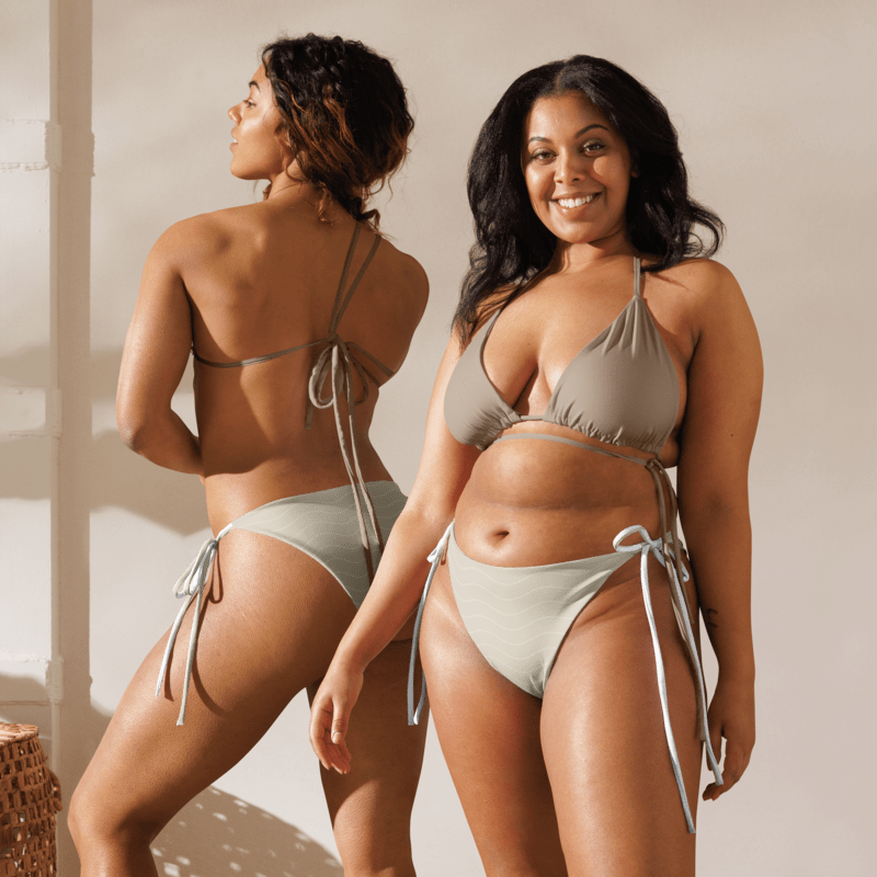 SUÐR '26 String-Bikini-Unterteil – Wellen Sand NORÐR Clothing